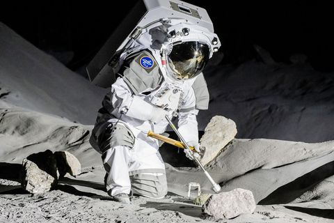 In der realistischen Umgebung der LUNA-Anlage demonstriert ein Astronaut die Untersuchung des "Mondbodens"