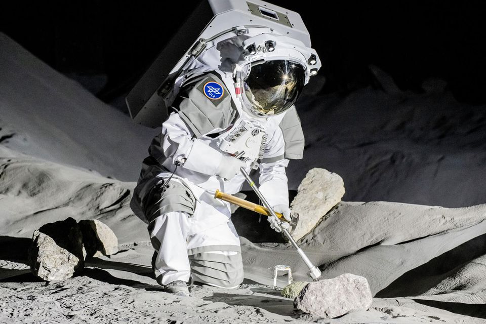 In der realistischen Umgebung der LUNA-Anlage demonstriert ein Astronaut die Untersuchung des "Mondbodens" 1.7762