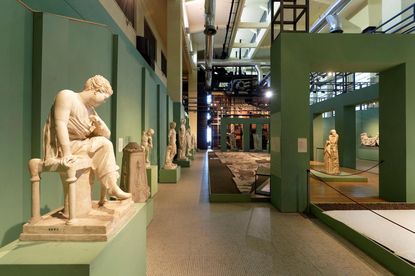 Marmorskulpturen in Museumsraum Centrale Montemartini