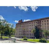 Leeres Fabrikgebäude von außen