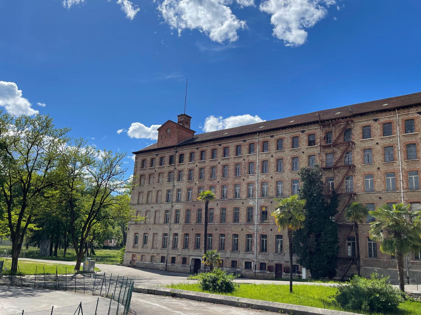Leeres Fabrikgebäude von außen