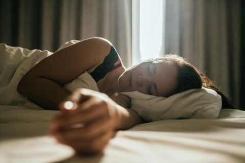 Frau schläft in einem Bett