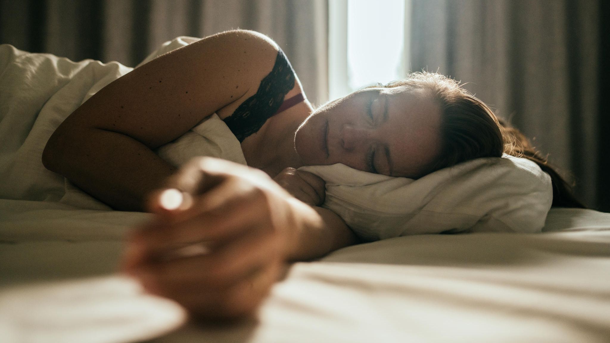 Frau schläft in einem Bett