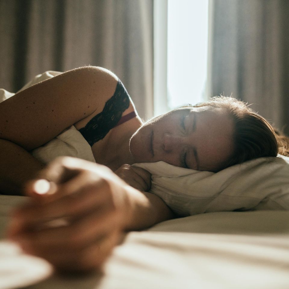 Frau schläft in einem Bett