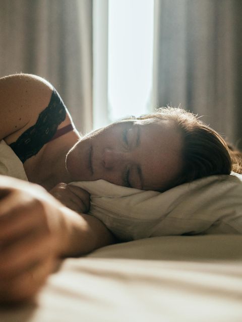 Frau schläft in einem Bett