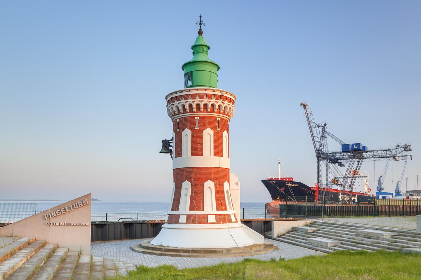 Leuchtturm Kaiserschleuse (Pingelturm), Bremerhaven  Leuchtturm Kaiserschleuse