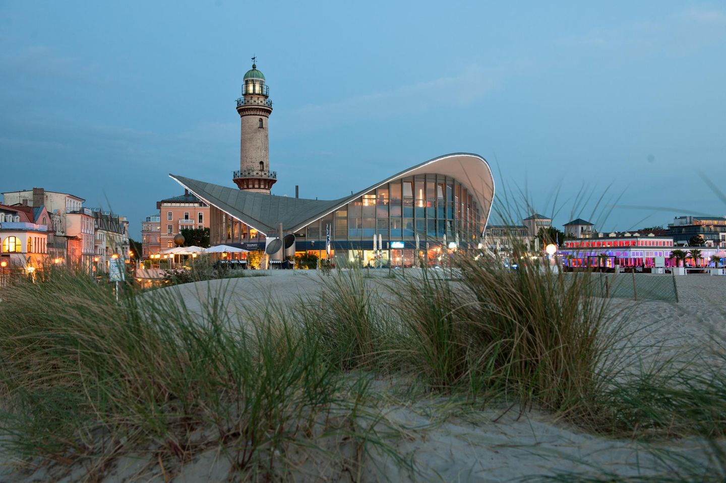 Teepot und Leuchtturm in Warnemünde
