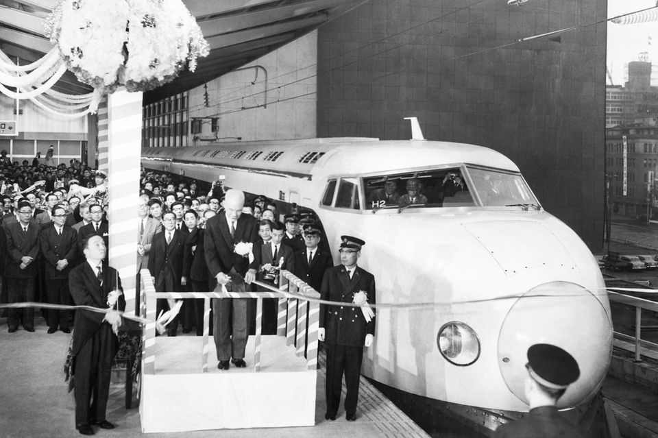 Der Präsident der japanischen Staatsbahn, Reisuke Ishida, zerschneidet am 1. Oktober 1964 in Tokio das Eröffnungsband zur Einweihung der ersten betrieblichen Shinkansen-Strecke: Die Ära der Hochgeschwindigkeitszüge hat begonnen    1.3951
