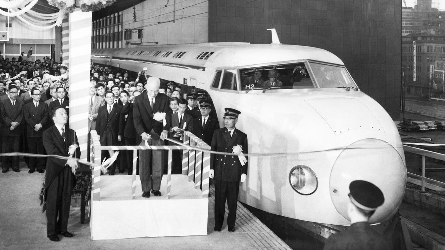 Der Präsident der japanischen Staatsbahn, Reisuke Ishida, zerschneidet am 1. Oktober 1964 in Tokio das Eröffnungsband zur Einweihung der ersten betrieblichen Shinkansen-Strecke: Die Ära der Hochgeschwindigkeitszüge hat begonnen   