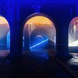 Blau angeleuchtetes Gewölbe, dramatische Stimmung