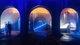 Blau angeleuchtetes Gewölbe, dramatische Stimmung