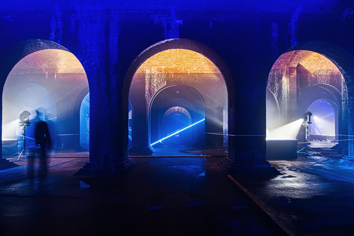 Unterirdisch: der Wasserpeicher von Žlutý kopec Blau angeleuchtetes Gewölbe, dramatische Stimmung