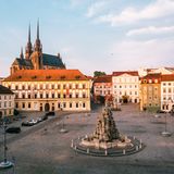 Platz mit Kirche und barocken Häusern