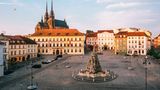 Platz mit Kirche und barocken Häusern