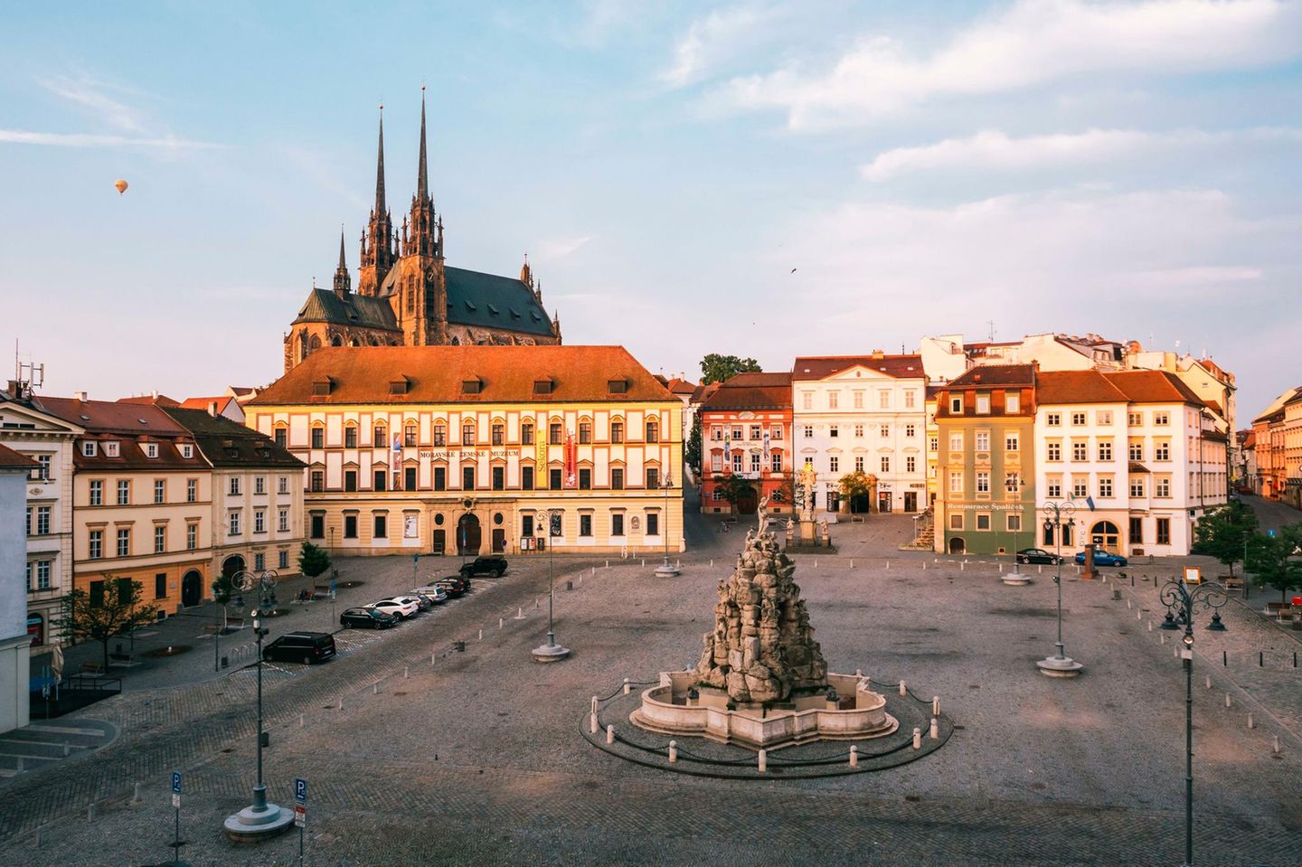 Kraut und Rüben: der Krautmarkt Zelný trh Platz mit Kirche und barocken Häusern