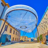 Ovales Plastikdach über dem Innenhof zwischen zwei Museumsgebäuden.