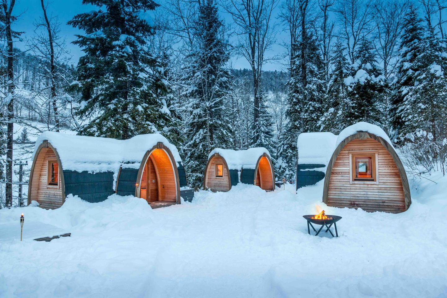 Nahe Zürich: Holz-Iglus am Fuße der Alpen Schneebedeckte Holz-Iglus im Glamping Resort Atzmänning