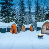 Schneebedeckte Holz-Iglus im Glamping Resort Atzmänning