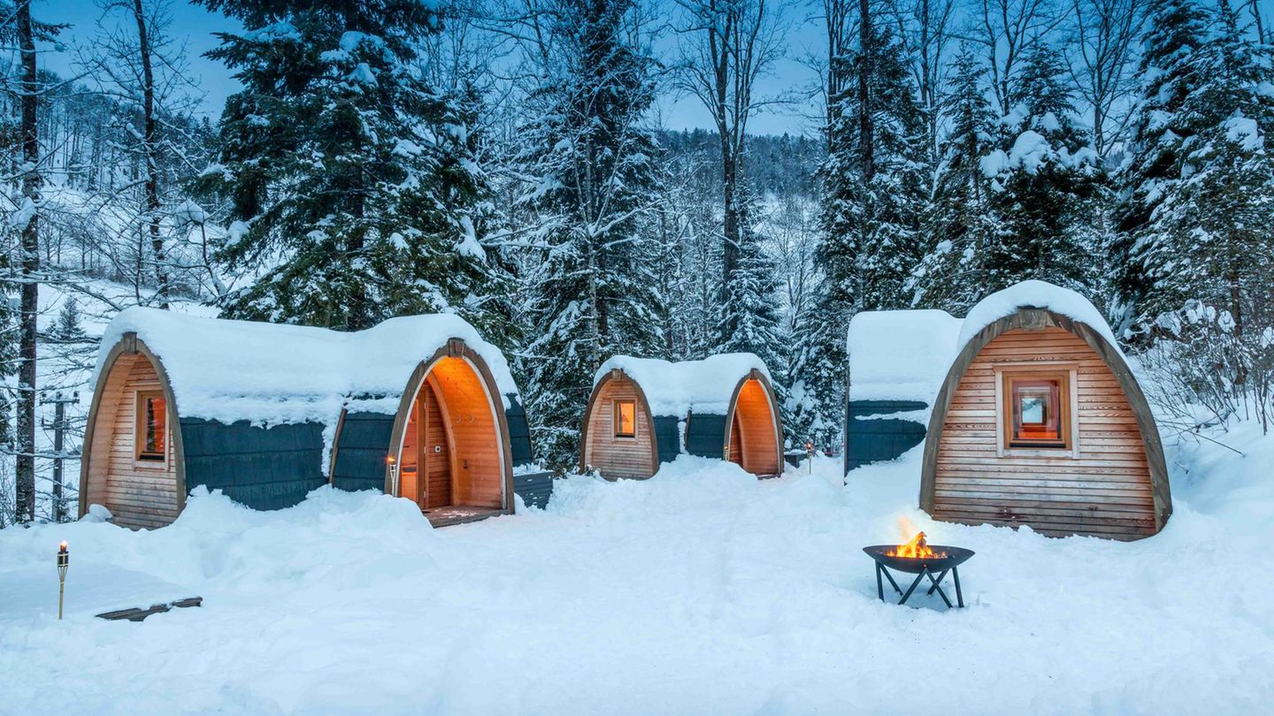 Nahe Zürich: Holz-Iglus am Fuße der Alpen Schneebedeckte Holz-Iglus im Glamping Resort Atzmänning