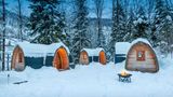 Schneebedeckte Holz-Iglus im Glamping Resort Atzmänning