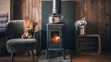 Ein wunderschöner Rückzugsort für die Wintermonate ist auch das Glamping Warredal in Limburg an der deutsch-belgischen Grenze. Gäste können zwischen einem Baumhaus oder in einem kleinen Häuschen mit Whirlpool wählen. Dank eigenem Holzofen, teils eigenem Hot Tub auf der Terrasse und privater Sauna wird es hier im Winter so richtig gemütlich. Perfekt zum Abschalten: In den kleinen Häusern gibt es kein Wifi, Internet ist stattdesse nur an der Rezeption erhältlich. Haustiere sind willkommen!