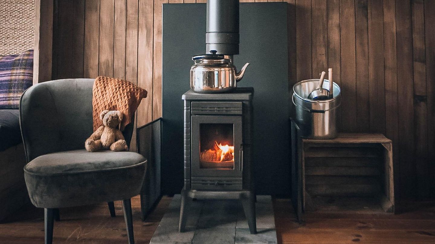 Tiny Houses im belgischen Limburg Ein wunderschöner Rückzugsort für die Wintermonate ist auch das Glamping Warredal in Limburg an der deutsch-belgischen Grenze. Gäste können zwischen einem Baumhaus oder in einem kleinen Häuschen mit Whirlpool wählen. Dank eigenem Holzofen, teils eigenem Hot Tub auf der Terrasse und privater Sauna wird es hier im Winter so richtig gemütlich. Perfekt zum Abschalten: In den kleinen Häusern gibt es kein Wifi, Internet ist stattdesse nur an der Rezeption erhältlich. Haustiere sind willkommen!