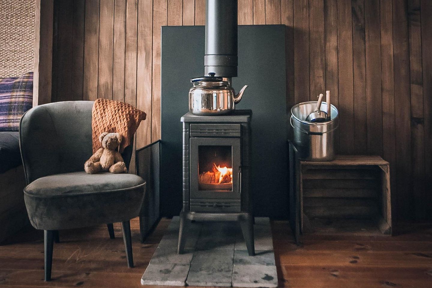 Tiny Houses im belgischen Limburg Ein wunderschöner Rückzugsort für die Wintermonate ist auch das Glamping Warredal in Limburg an der deutsch-belgischen Grenze. Gäste können zwischen einem Baumhaus oder in einem kleinen Häuschen mit Whirlpool wählen. Dank eigenem Holzofen, teils eigenem Hot Tub auf der Terrasse und privater Sauna wird es hier im Winter so richtig gemütlich. Perfekt zum Abschalten: In den kleinen Häusern gibt es kein Wifi, Internet ist stattdesse nur an der Rezeption erhältlich. Haustiere sind willkommen!