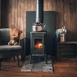 Ein wunderschöner Rückzugsort für die Wintermonate ist auch das Glamping Warredal in Limburg an der deutsch-belgischen Grenze. Gäste können zwischen einem Baumhaus oder in einem kleinen Häuschen mit Whirlpool wählen. Dank eigenem Holzofen, teils eigenem Hot Tub auf der Terrasse und privater Sauna wird es hier im Winter so richtig gemütlich. Perfekt zum Abschalten: In den kleinen Häusern gibt es kein Wifi, Internet ist stattdesse nur an der Rezeption erhältlich. Haustiere sind willkommen!