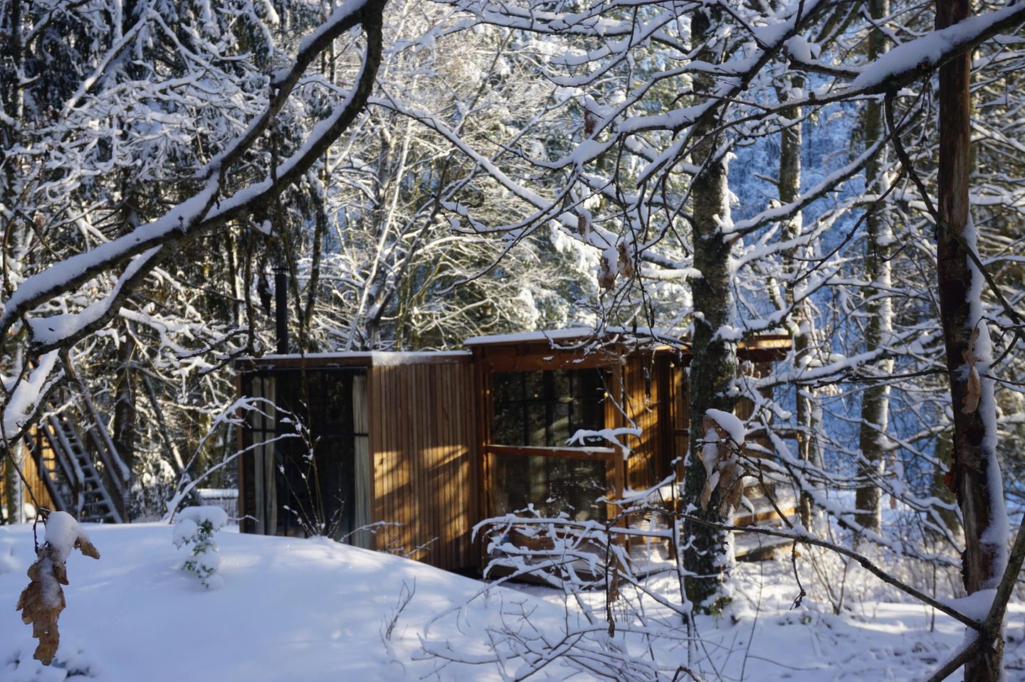 Cosy Cabins in den belgischen Ardennen Cosy Cabins in den belgischen Ardennen bei Schnee im Winter