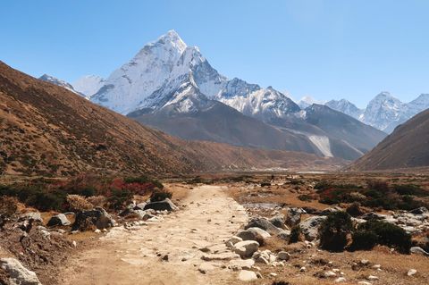 Der Mount Everest könnte durch die Erosion des Flusses Arun vor etwa 89.000 Jahren zusätzlich um 15 bis 50 Meter in die Höhe gehoben worden sein