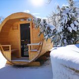 Saunafass im Schnee in der Toskana