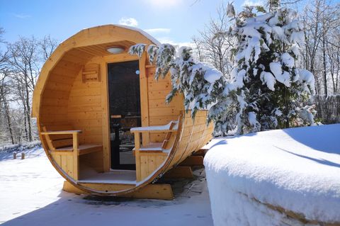 Saunafass im Schnee in der Toskana