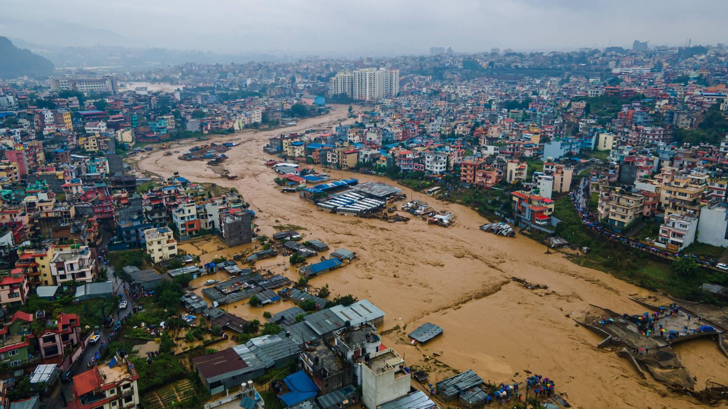 Eine Drohnenaufnahme zeigt das Ausmaß der Überschwemmungen des Nakhu-Fluss in Lalitpur im Kathmandu-Tal in Nepal