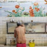 Mensch wäscht sich in einem öffentlichen Badehaus in Tokio, Japan