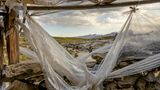 Menschen baden in heißer Quelle unterhalb des Vulkans Sajama Nevado in Bolivien
