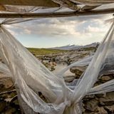 Menschen baden in heißer Quelle unterhalb des Vulkans Sajama Nevado in Bolivien