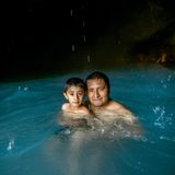 Kind und Mann in einer Badegrotte in Grutas Tolantongo, Mexiko