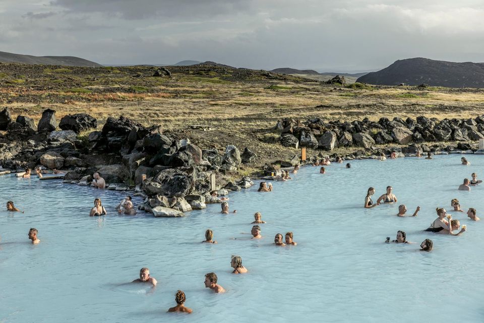 Menschen baden in heißer Quelle in Myvatn, Island