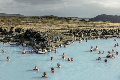 Menschen baden in heißer Quelle in Myvatn, Island