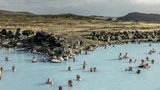Menschen baden in heißer Quelle in Myvatn, Island