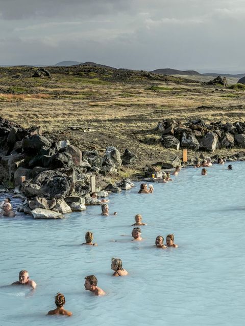 Menschen baden in heißer Quelle in Myvatn, Island