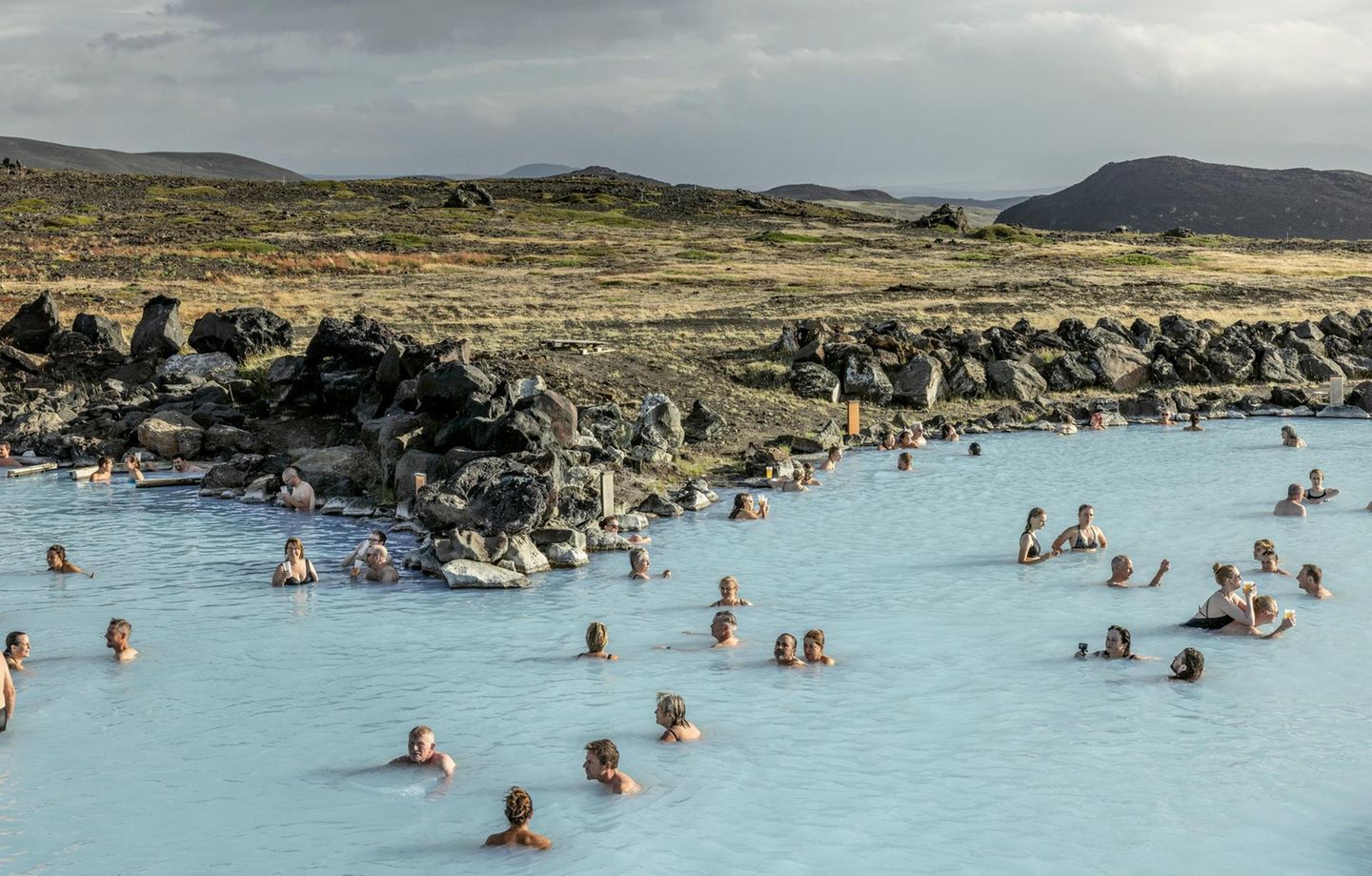 Menschen baden in heißer Quelle in Myvatn, Island