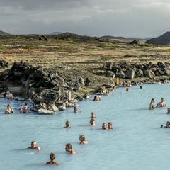 Menschen baden in heißer Quelle in Myvatn, Island