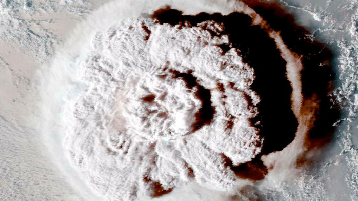Die Asche, die der Tonga-Hunga Ha'apai in die Luft spuckte, verwandelte die nahegelegene Hauptstadt des Inselreichs Tonga in eine Mondlandschaft – und zog bis nach Australien