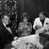 Alfred Bauer an einem Tisch  bei einem Fest