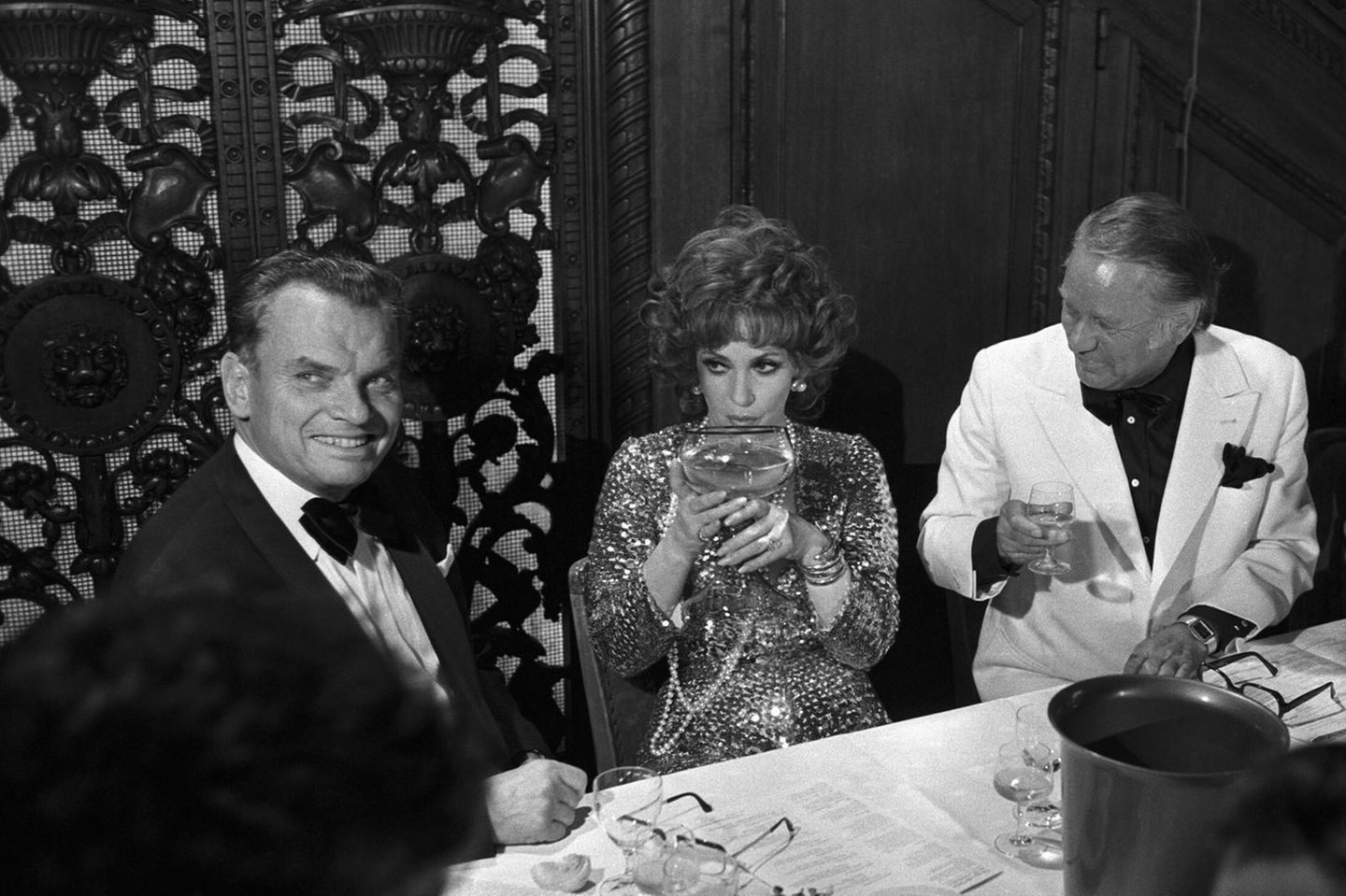 Alfred Bauer: Der Freund der Stars Alfred Bauer an einem Tisch  bei einem Fest