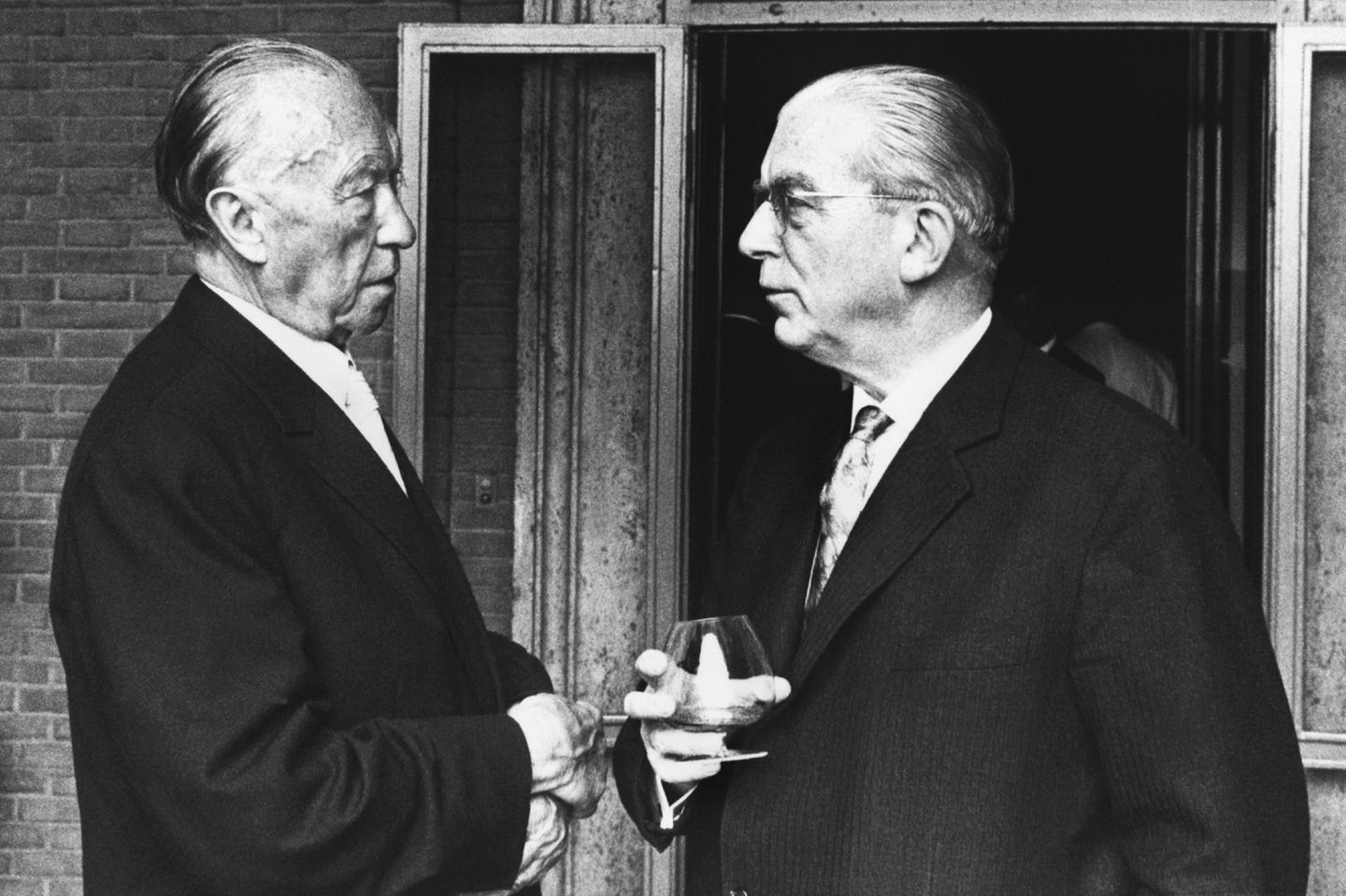 Hans Globke: Des Kanzlers rechte Hand Konrad Adenauer und Hans Globke unterhalten sich