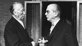 Konrad Adenauer und Hans Globke unterhalten sich