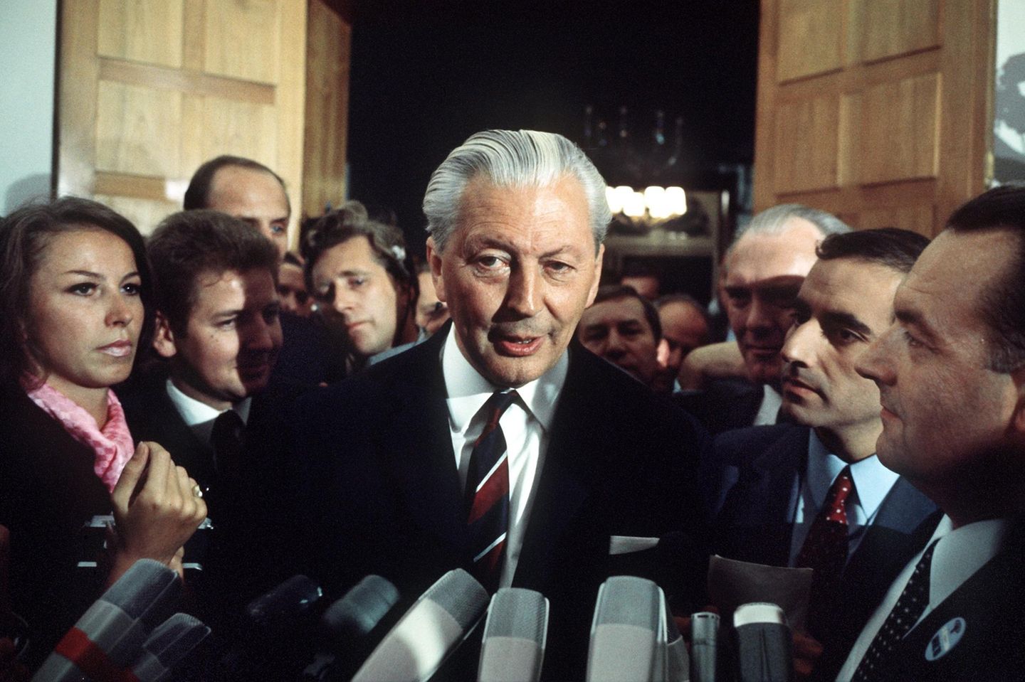 Kurt Georg Kiesinger: Gestatten, Bundeskanzler Kurt Georg Kiesinger spricht in Mikrofone