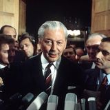 Kurt Georg Kiesinger spricht in Mikrofone